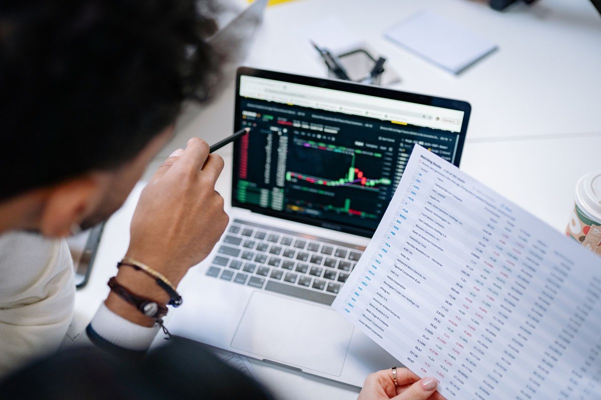 Revenue evidence mapping for fundraising diligence