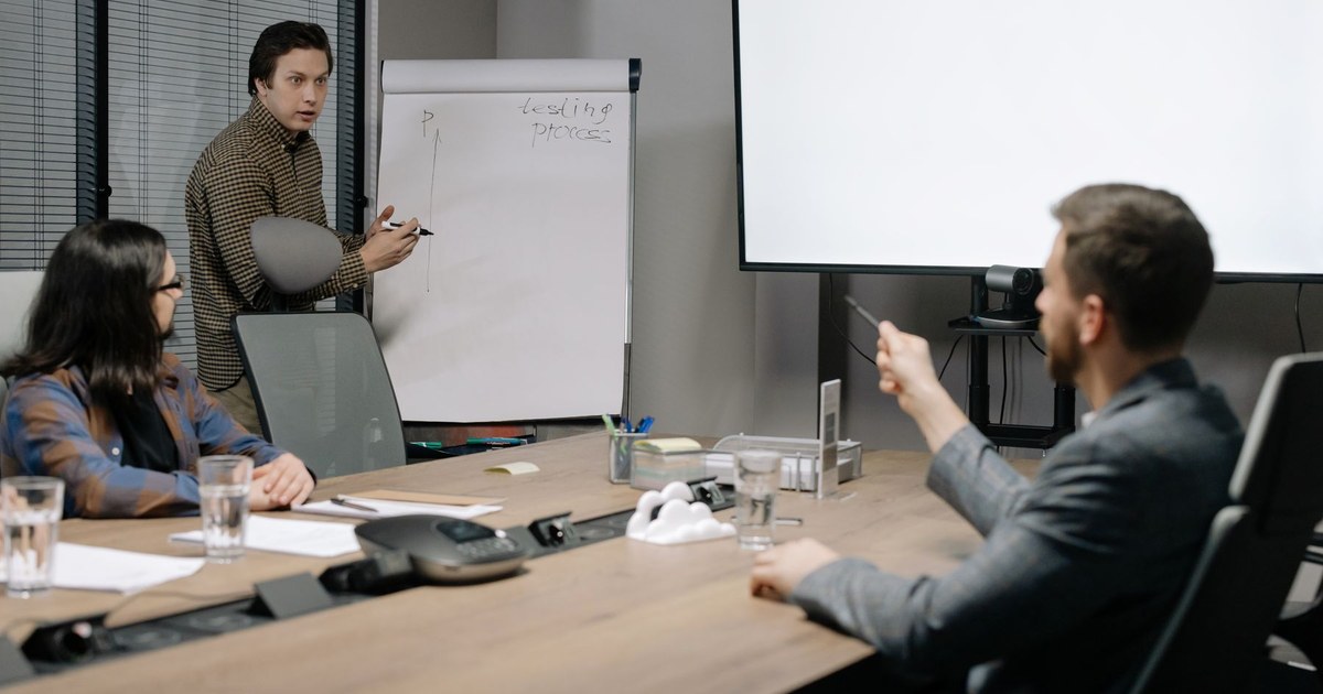 Refresh Your Investor Data Room Before the Next Round visual guide