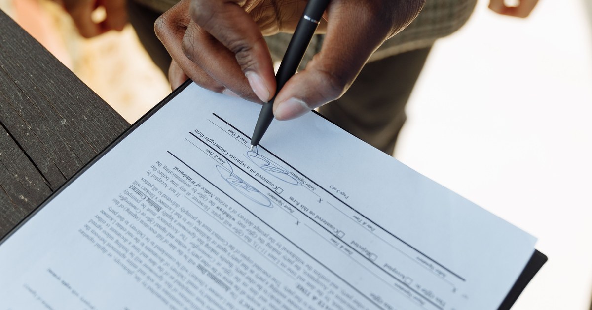 How to Share Customer Contracts With Investors visual guide