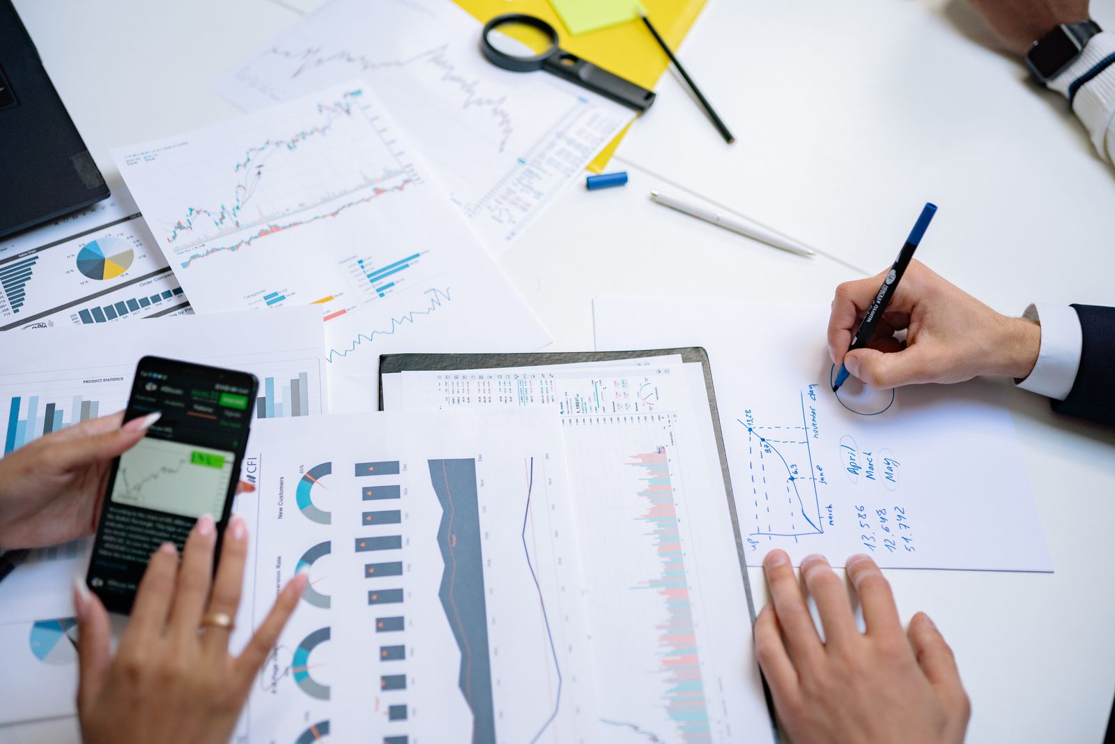 Smartphone and paper reports at a workspace