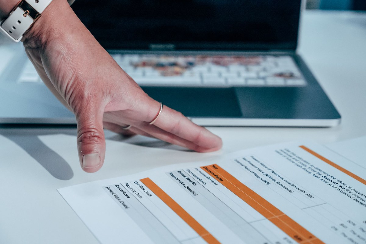Five-step fundraising workflow for share financial model with investors securely