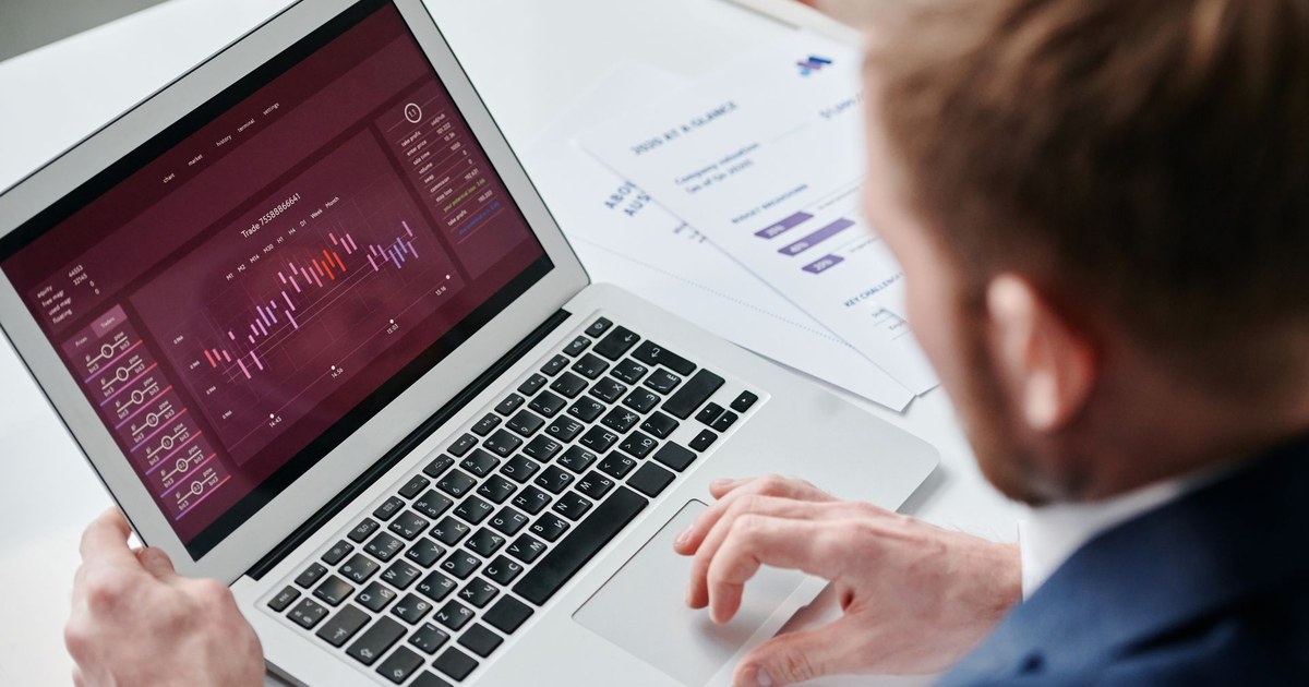 How to Share SaaS Metrics With Investors visual guide