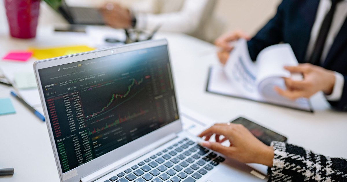 How to Share a Sales Pipeline With Investors visual guide